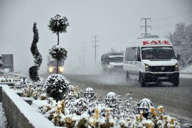 Denizli-Antalya karayolunda kar yağışı etkili oldu