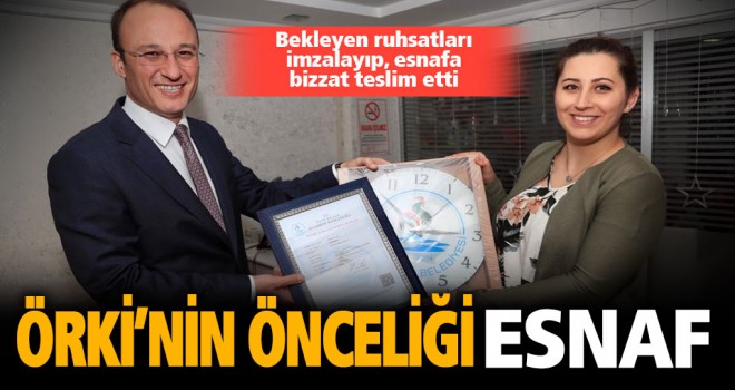 Başkan Örki, imzaladığı ruhsatları esnafa kendisi teslim etti