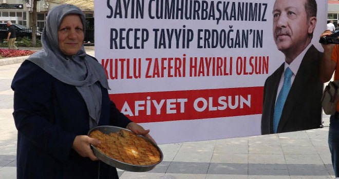 Erdoğan kazanınca 5 tepsi baklava dağıttı