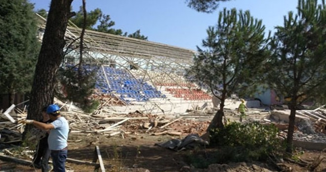 Buldan’da çürük olduğu için kullanılmayan spor salonu yıkıldı