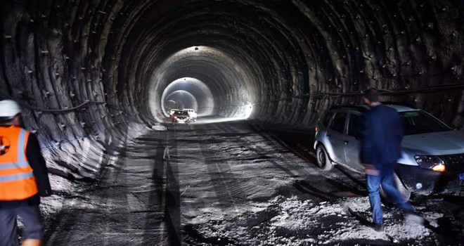 2 bin 600 metrelik Honaz tünelinin yarıdan fazlası bitirildi