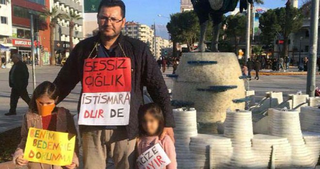 İki kızıyla taciz olaylarını protesto etti