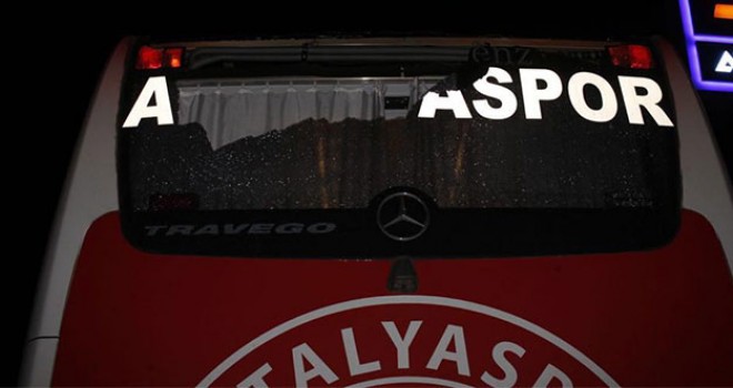 Antalyasporlu oyuncuları taşıyan otobüse taşlı saldırı