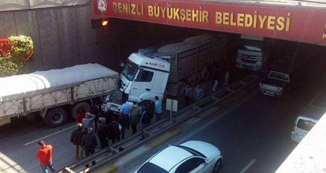 Fatih Köprülü Kavşağı’nda 3 kamyon zincirleme kaza yaptı